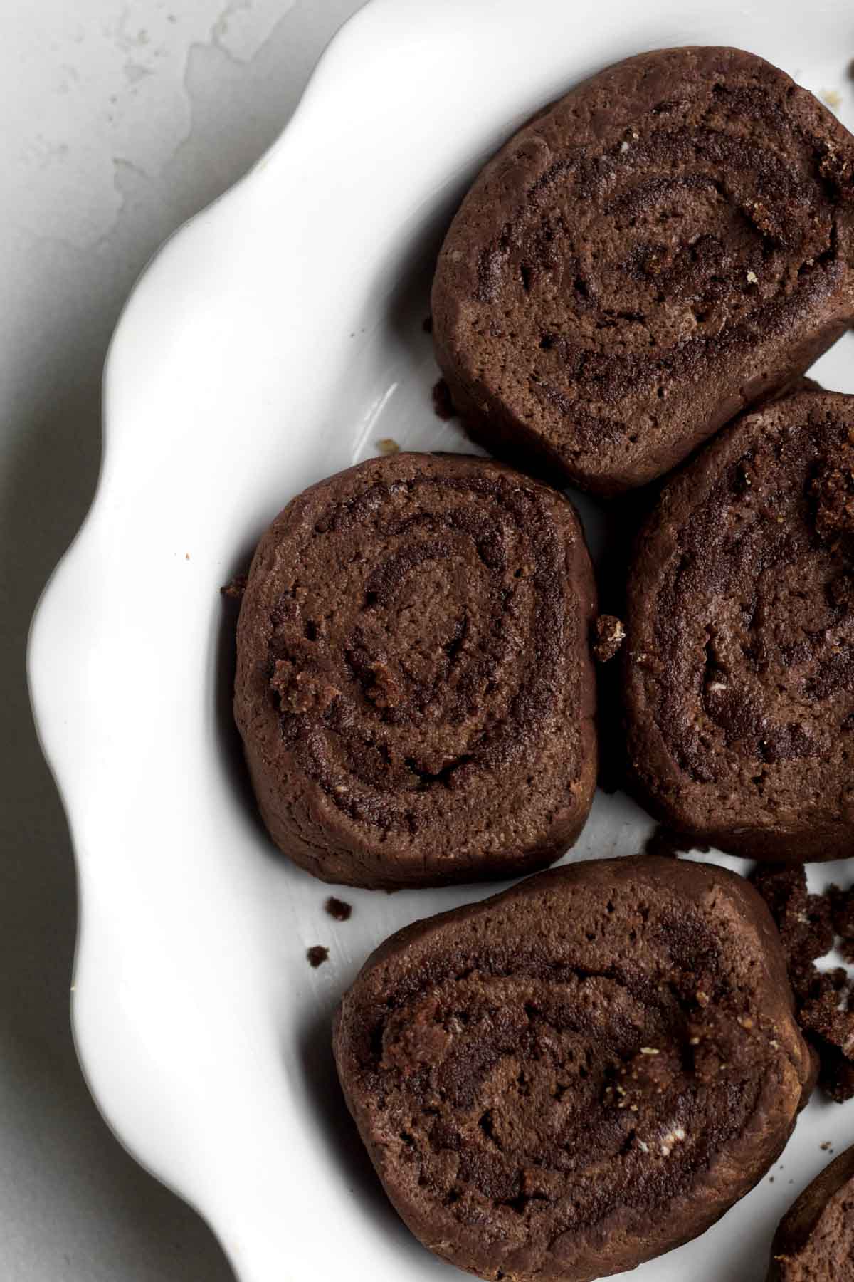 spiral shaped chocolate cinnamon roll slices in a pan.